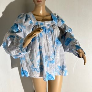 Nice Calvin Klein blouse long sleeve bottoms at the front of it